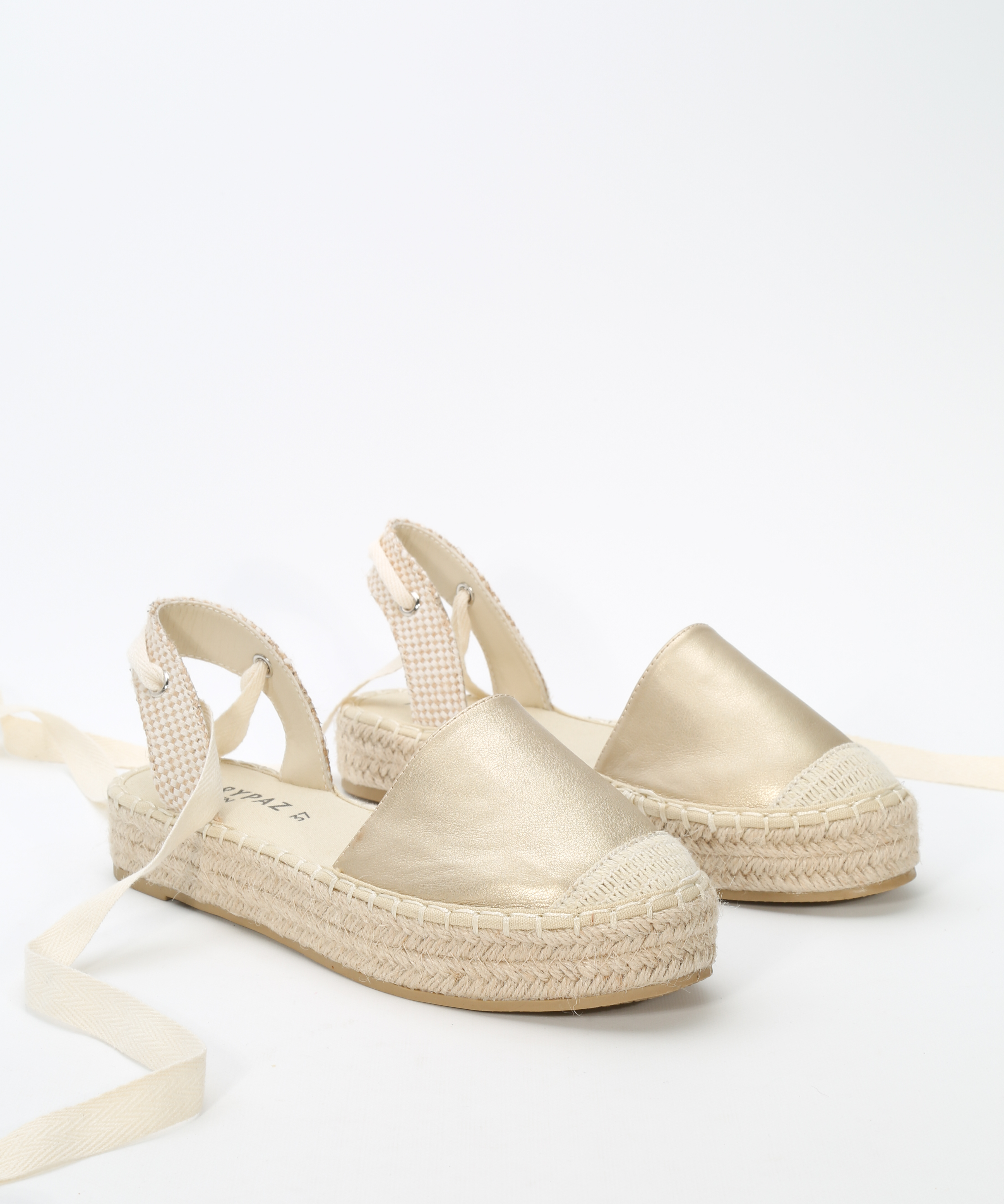 Alpargata plana atada